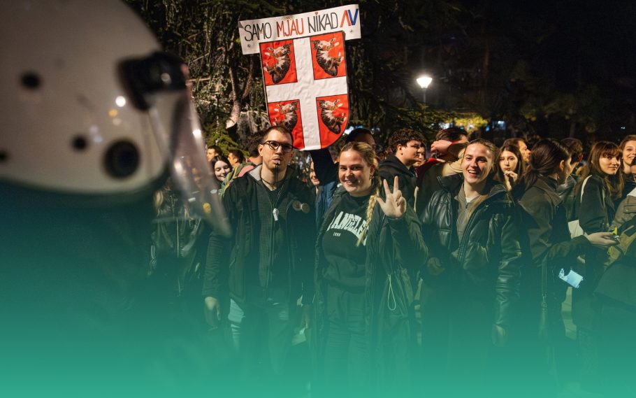 Människor demonstrerar i Belgrad Serbien